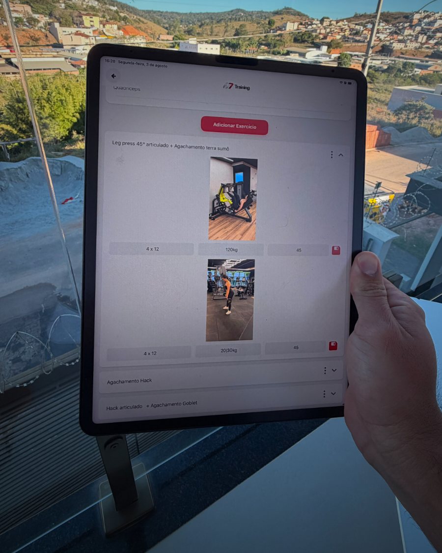 Montagem de treino no tablet, com vídeos de execução
