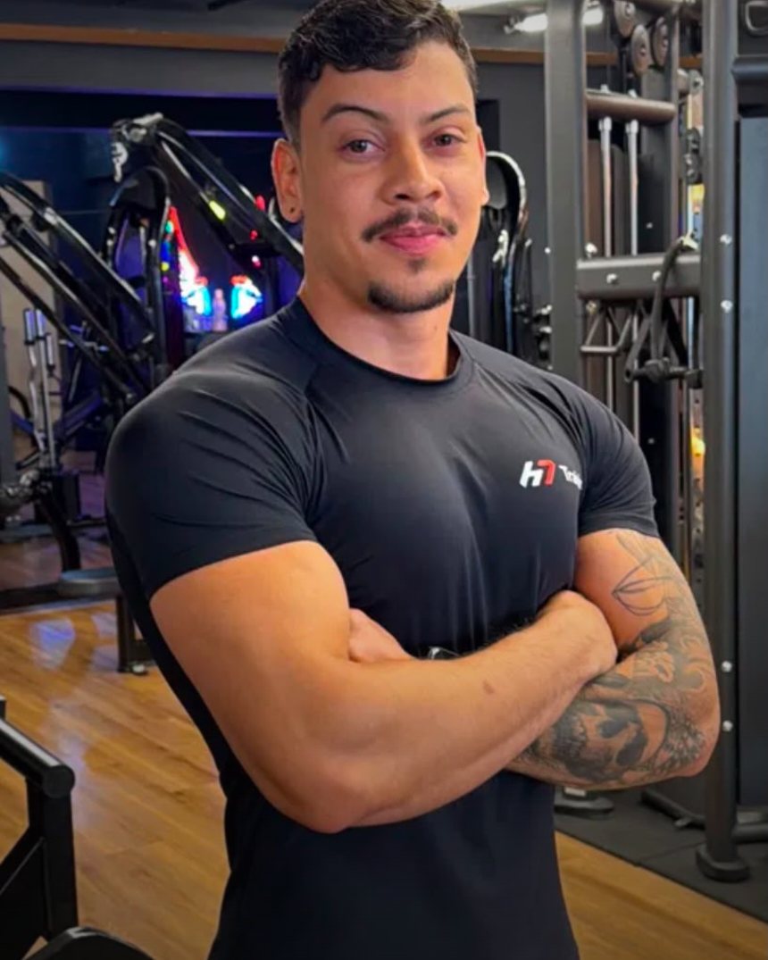 Personal trainer vestindo a camisa H7 Training na academia